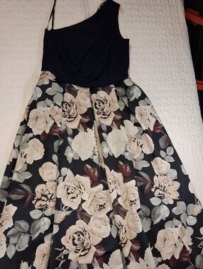 Betsy & Adam Black Bodice with Cream Rose Floral A-Line Maxi Peticoat Attached